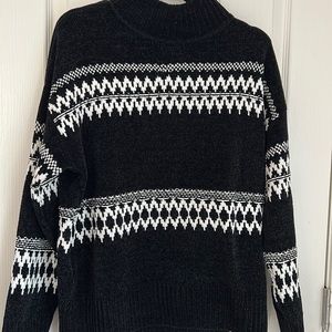 BLACK AND WHITE SWEATER